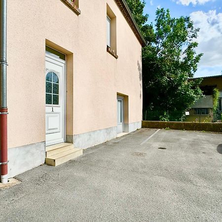 Le Cubry : Appart Hyper-Centre Avec Une Place De Parking エペルネー エクステリア 写真