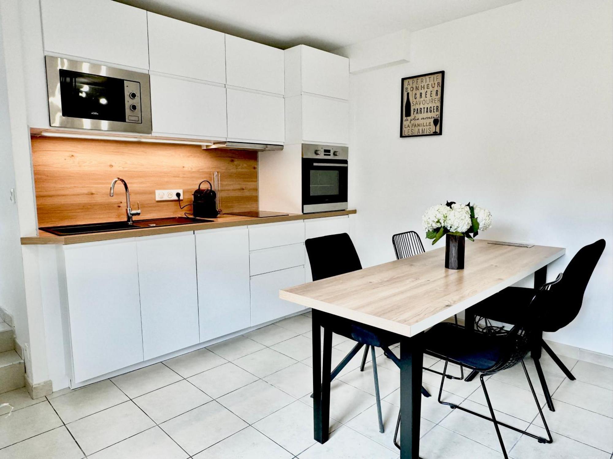 Le Cubry : Appart Hyper-Centre Avec Une Place De Parking エペルネー エクステリア 写真